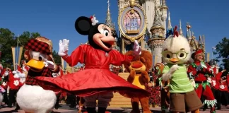 Mujer muere en parque de Disney World Mujer muere en parque de Disney World