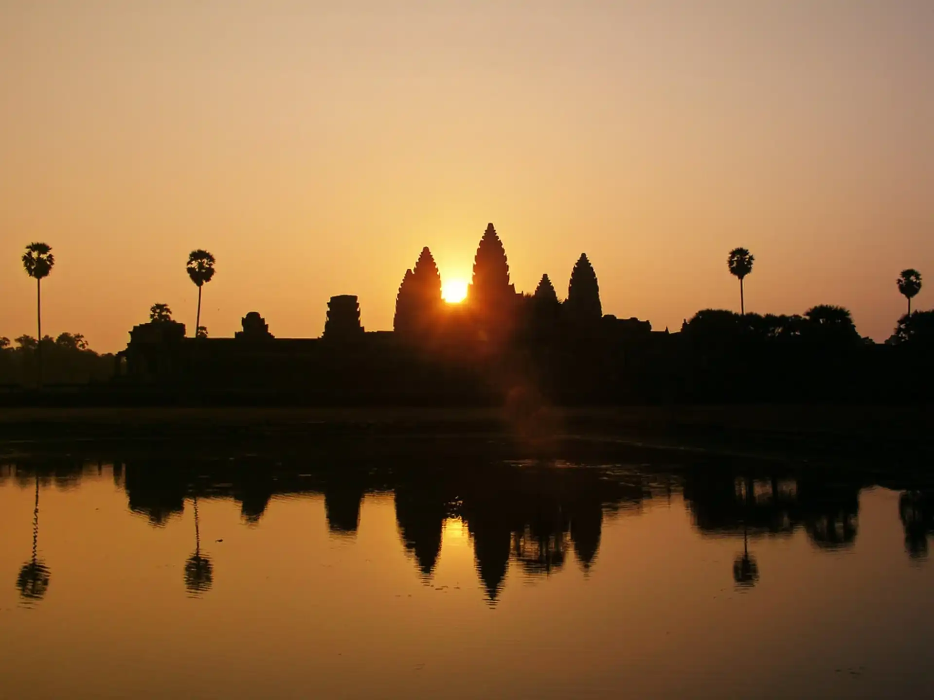 Recorrido para explorar Angkor Wat al amanecer en grupos pequeños con guía desde Siem Reap