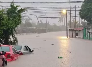 Acapulco bajo el agua; tras paso del huracán John Acapulco bajo el agua tras paso del huracán John