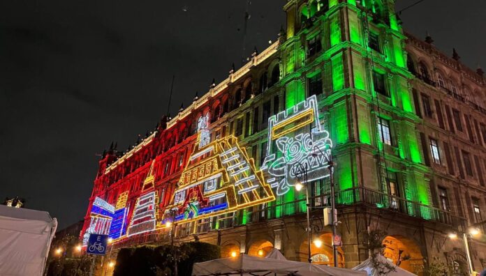 Alumbrado de fiestas patrias en el Zócalo ya está listo