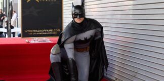 Batman recibe su estrella en el Paseo de la Fama de Hollywood Batman recibe su estrella en el Paseo de la Fama de Hollywood