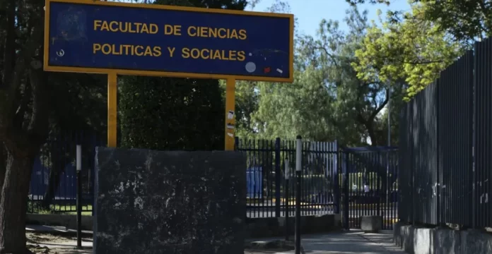 Estudiantes toman Facultad de Ciencias Políticas de la UNAM