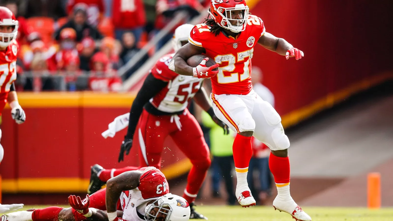 Los Chiefs activan a Kareem Hunt 6 años después de cortarlo