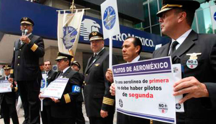 Pilotos de Aeroméxico se manifiestan en el AICM