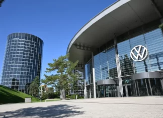 Volkswagen se atrinchera mientras los trabajadores amenazan con huelgas Volkswagen se atrinchera mientras los trabajadores amenazan con huelgas