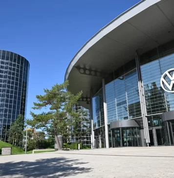 Volkswagen se atrinchera mientras los trabajadores amenazan con huelgas Volkswagen se atrinchera mientras los trabajadores amenazan con huelgas
