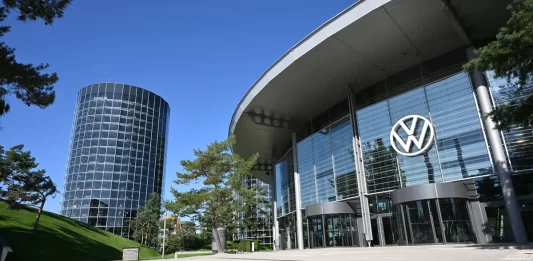 Volkswagen se atrinchera mientras los trabajadores amenazan con huelgas Volkswagen se atrinchera mientras los trabajadores amenazan con huelgas