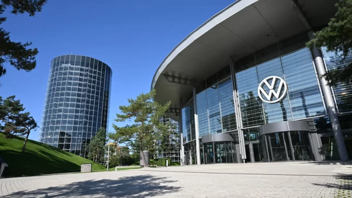 Volkswagen se atrinchera mientras los trabajadores amenazan con huelgas