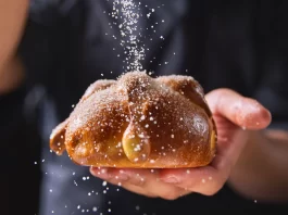 Día de Muertos con el pan de muerto artesanal de Gran Café Victoria Día de Muertos con el pan de muerto artesanal de Gran Café Victoria