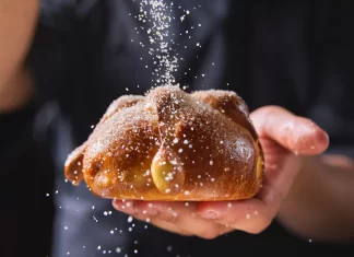 Día de Muertos con el pan de muerto artesanal de Gran Café Victoria Día de Muertos con el pan de muerto artesanal de Gran Café Victoria