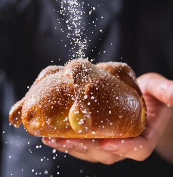 Día de Muertos con el pan de muerto artesanal de Gran Café Victoria Día de Muertos con el pan de muerto artesanal de Gran Café Victoria