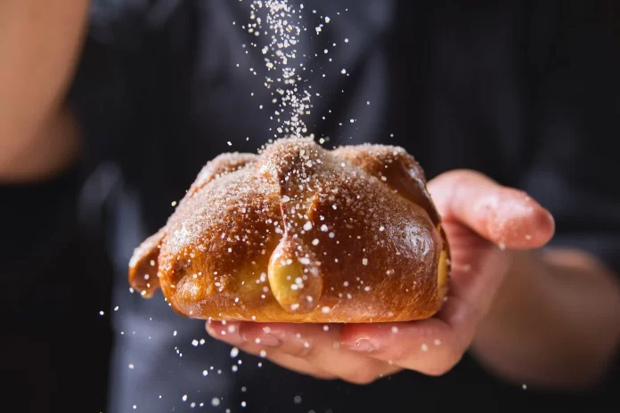 Día de Muertos con el pan de muerto artesanal de Gran Café Victoria