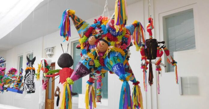 Exposición de piñatas en el Museo de Arte Popular