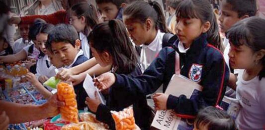 Morena busca evitar venta de comida chatarra en escuelas Morena busca evitar venta de comida chatarra en escuelas