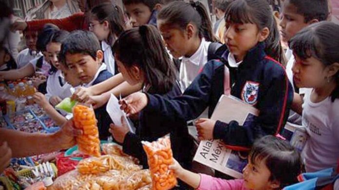 Morena busca evitar venta de comida chatarra en escuelas