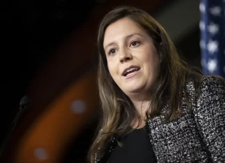 El equipo de transición de Trump dice que varios candidatos al gabinete fueron blanco de amenazas de bomba y ataques con armas de fuego Elise Stefanik