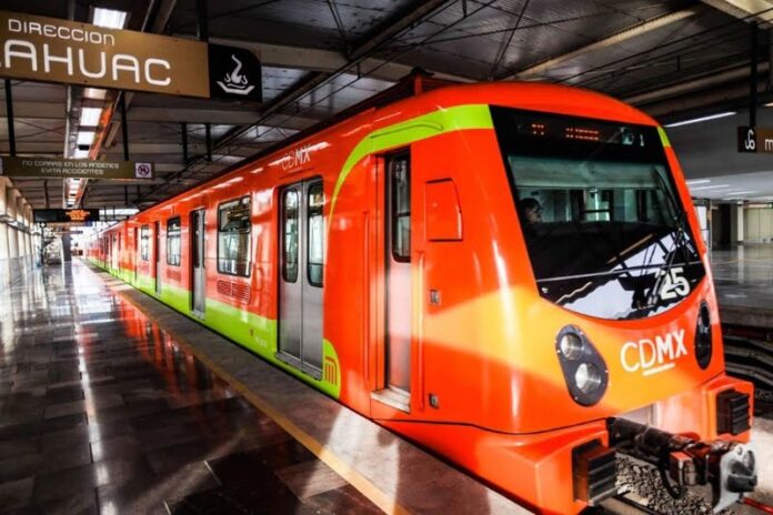 Extranjeros realizan recorrido guiado por el Metro de CDMX