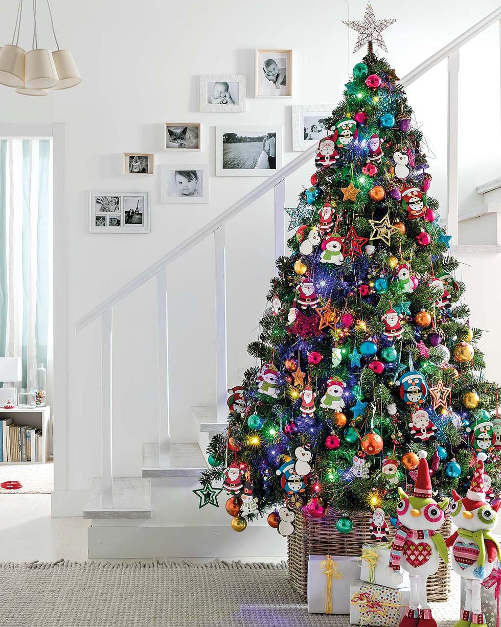 Colorido y divertido
Hace algunas décadas, era común ver en las casa árboles de Navidad decorados con adornos de lo más coloridos. No importaba cuántos colores hubiera: cuantos más, mejor. De hecho, era común también que, incluso, las luces LED que alumbraban el árbol fueran también de colores.

Aunque es una tendencia que ya no se ve tanto, decorado con gusto, puede ser genial para una casa con niños o para alguien que quiere un árbol alternativo.