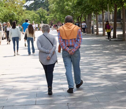 Una dietista explica el poder de una caminata de 5 minutos después de una gran comida beneficios de caminar despues de comer 2