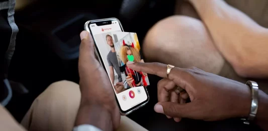 Los estafadores de apps de citas y cómo operan Los "estafadores de citas" son personas que crean perfiles falsos en plataformas como Bumble o Tinder