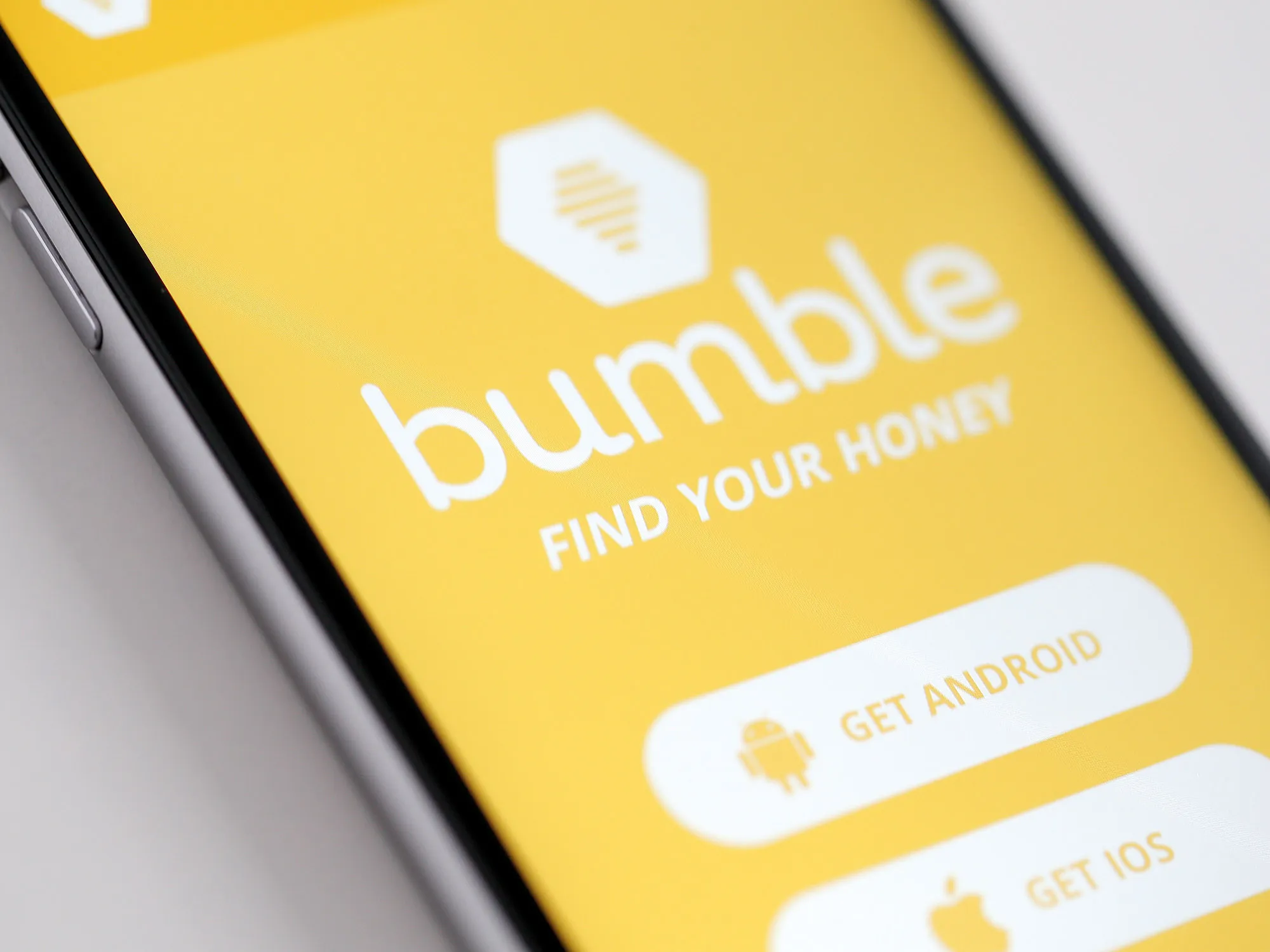 Los "estafadores de citas" son personas que crean perfiles falsos en plataformas como Bumble o Tinder