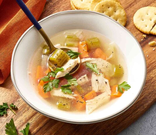 ¿Pueden realmente la sopa de pollo y otros remedios caseros combatir un resfriado? caldo de pollo para combatir resfriado