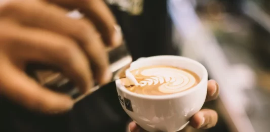 Diferentes recetas para preparar un café latte: el arte de convertir un clásico en una experiencia única receta preparacion cafe latte