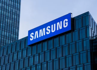 Samsung paga 181 millones de dólares para convertirse en el mayor accionista de Rainbow Robotics Samsung Electronics dijo el martes que se ha convertido en el mayor accionista del fabricante de robótica con sede en Corea del Sur Rainbow Robotics, aumentando su participación del 14,7% al 35% por 267 mil millones de KRW (aproximadamente 181 mil millones de dólares). El gigante de la electrónica, que pagó 86.800 millones de wones (unos 59.000 millones de dólares) por la participación del 14,7% en 2023, dijo que está adquiriendo la participación para reforzar su departamento de robótica y acelerar el desarrollo de robots humanoides. Rainbow Robotics se integrará como una subsidiaria de Samsung y se espera que el acuerdo se complete en febrero de 2025. La compañía también dijo que establecería una Oficina de Robótica del Futuro que reportaría directamente al director ejecutivo. El acuerdo permite a Rainbow Robotics expandirse a los mercados extranjeros aprovechando el alcance de Samsung. Rainbow, fundada en 2011 por investigadores del Instituto Avanzado de Ciencia y Tecnología de Corea (KAIST), ha desarrollado manipuladores móviles de dos brazos y robots móviles autónomos para aplicaciones en los sectores de la fabricación y la logística. Tiene 86 empleados. El miembro fundador de Rainbow, el Dr. Jun-ho Oh, el ex mayor accionista de la empresa de robótica antes del acuerdo y profesor honorario de KAIST, permanecerá a bordo para liderar un nuevo esfuerzo llamado Oficina de Robótica del Futuro en Samsung y actuar como asesor. Samsung es el último en sumarse a la carrera por desarrollar robots humanoides que puedan hacer más cosas de forma autónoma. Microsoft y OpenAI están planeando usar su tecnología para un robot humanoide, y Tesla a principios de este año mostró su propia versión de los robots, Optimus. Nvidia también tiene planes de lanzar una nueva línea de computadoras compactas para robots humanoides, llamada Jetson Thor, el año que viene. En 2022, Samsung dijo que la robótica, junto con la IA, el 5G y la electrónica automotriz, serían una parte clave de sus iniciativas futuras, lo que sugiere que posibles adquisiciones en estos campos podrían estar en el horizonte.