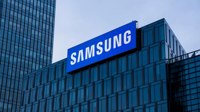 Samsung Electronics dijo el martes que se ha convertido en el mayor accionista del fabricante de robótica con sede en Corea del Sur Rainbow Robotics, aumentando su participación del 14,7% al 35% por 267 mil millones de KRW (aproximadamente 181 mil millones de dólares). El gigante de la electrónica, que pagó 86.800 millones de wones (unos 59.000 millones de dólares) por la participación del 14,7% en 2023, dijo que está adquiriendo la participación para reforzar su departamento de robótica y acelerar el desarrollo de robots humanoides. Rainbow Robotics se integrará como una subsidiaria de Samsung y se espera que el acuerdo se complete en febrero de 2025. La compañía también dijo que establecería una Oficina de Robótica del Futuro que reportaría directamente al director ejecutivo. El acuerdo permite a Rainbow Robotics expandirse a los mercados extranjeros aprovechando el alcance de Samsung. Rainbow, fundada en 2011 por investigadores del Instituto Avanzado de Ciencia y Tecnología de Corea (KAIST), ha desarrollado manipuladores móviles de dos brazos y robots móviles autónomos para aplicaciones en los sectores de la fabricación y la logística. Tiene 86 empleados. El miembro fundador de Rainbow, el Dr. Jun-ho Oh, el ex mayor accionista de la empresa de robótica antes del acuerdo y profesor honorario de KAIST, permanecerá a bordo para liderar un nuevo esfuerzo llamado Oficina de Robótica del Futuro en Samsung y actuar como asesor. Samsung es el último en sumarse a la carrera por desarrollar robots humanoides que puedan hacer más cosas de forma autónoma. Microsoft y OpenAI están planeando usar su tecnología para un robot humanoide, y Tesla a principios de este año mostró su propia versión de los robots, Optimus. Nvidia también tiene planes de lanzar una nueva línea de computadoras compactas para robots humanoides, llamada Jetson Thor, el año que viene. En 2022, Samsung dijo que la robótica, junto con la IA, el 5G y la electrónica automotriz, serían una parte clave de sus iniciativas futuras, lo que sugiere que posibles adquisiciones en estos campos podrían estar en el horizonte.