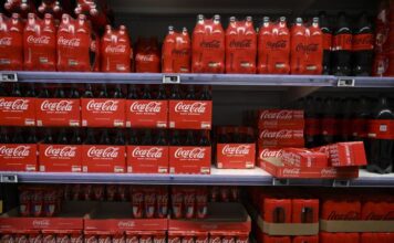 Coca-Cola retira miles de productos de Europa Coca-Cola retira miles de productos de Europa