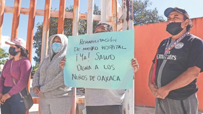 La crisis que estalló hoy en el Hospital de la Niñez Oaxaqueña se da a los ocho días de que trabajadores estallarán un paro indefinido