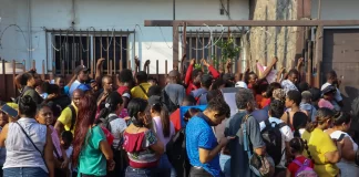 Migrantes en busca de refugio saturan oficinas de Comar Migrantes en busca de refugio saturan oficinas de Comar