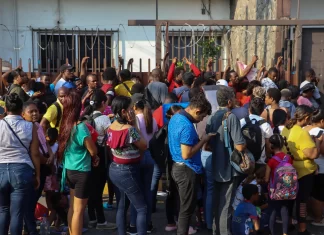 Migrantes en busca de refugio saturan oficinas de Comar Migrantes en busca de refugio saturan oficinas de Comar