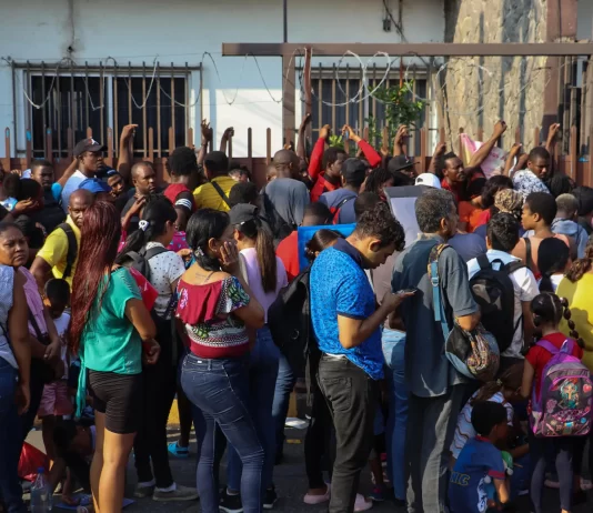 Migrantes en busca de refugio saturan oficinas de Comar Migrantes en busca de refugio saturan oficinas de Comar