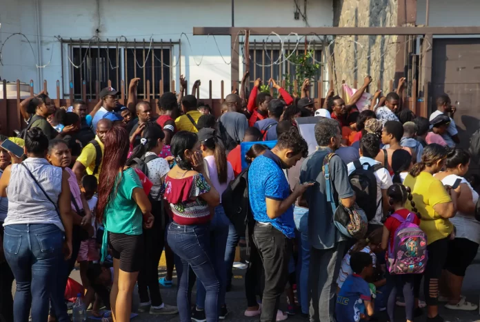 Migrantes en busca de refugio saturan oficinas de Comar