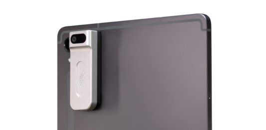CES 2025: Spectricity presenta el dispositivo accesorio S1-A para imágenes espectrales plug-n-play en plataformas móviles Spectricity S1-A Accessory Device with a Commercial Standard Tablet