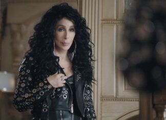 Cher protagoniza la nueva campaña de Uber Eats y viaja en el tiempo
