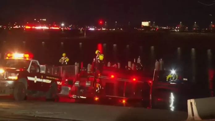 Un avión de pasajeros regional de American Airlines con 64 personas a bordo y un helicóptero Black Hawk del ejército estadounidense chocaron