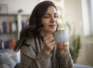 Un estudio sugiere que el café matutino podría reducir el riesgo de muerte relacionada con enfermedades cardíacas consumo de cafe por las mañabas estudio revista flow