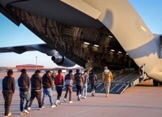 Aviones militares estadounidenses deportan migrantes mientras el Pentágono prepara más tropas para la frontera inmigrantes deportados