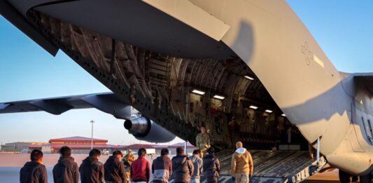 Aviones militares estadounidenses deportan migrantes mientras el Pentágono prepara más tropas para la frontera inmigrantes deportados