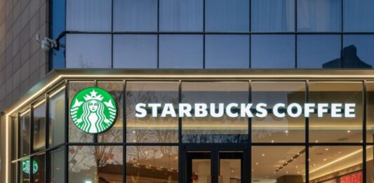 Las ventas de Starbucks caerán nuevamente mientras los inversores esperan una recuperación ventas de starbucks caen en 2025
