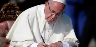 El Papa Francisco firma su renuncia: el confirma la decisión El Papa Francisco firma su renuncia el confirma la decisión