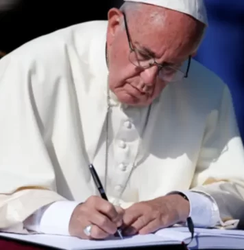El Papa Francisco firma su renuncia: el confirma la decisión El Papa Francisco firma su renuncia el confirma la decisión