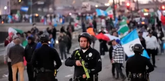 Mexicanos queman bandera de EEUU en protesta contra deportaciones