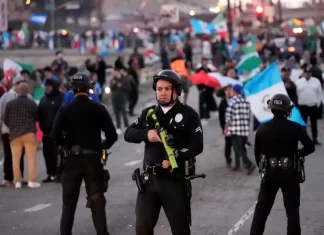 Mexicanos queman bandera de EEUU en protesta contra deportaciones