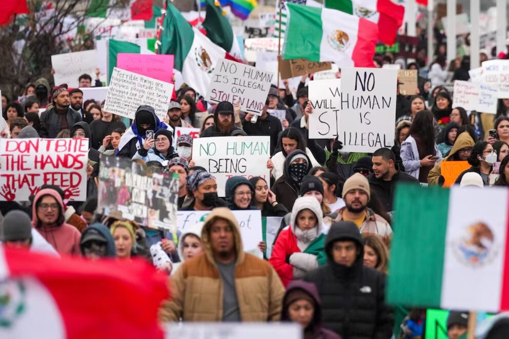 Mexicanos queman bandera de EEUU en protesta contra deportaciones