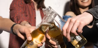 Partido Verde propone aumentar a 21 años la edad mínima para beber alcohol Partido Verde propone aumentar a 21 años la edad mínima para beber alcohol