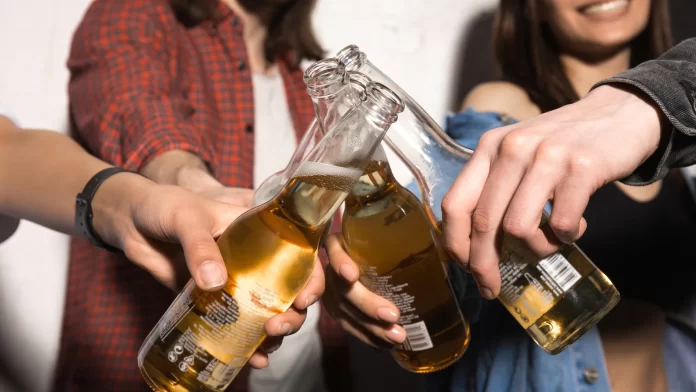 Partido Verde propone aumentar a 21 años la edad mínima para beber alcohol