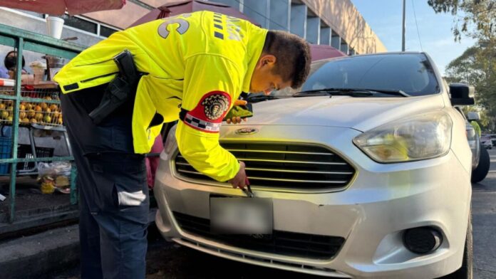 Esto pagarás de multa por tapar la placa de tu auto en CDMX